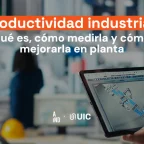Operario industrial analizando indicadores de productividad en pantalla de planta