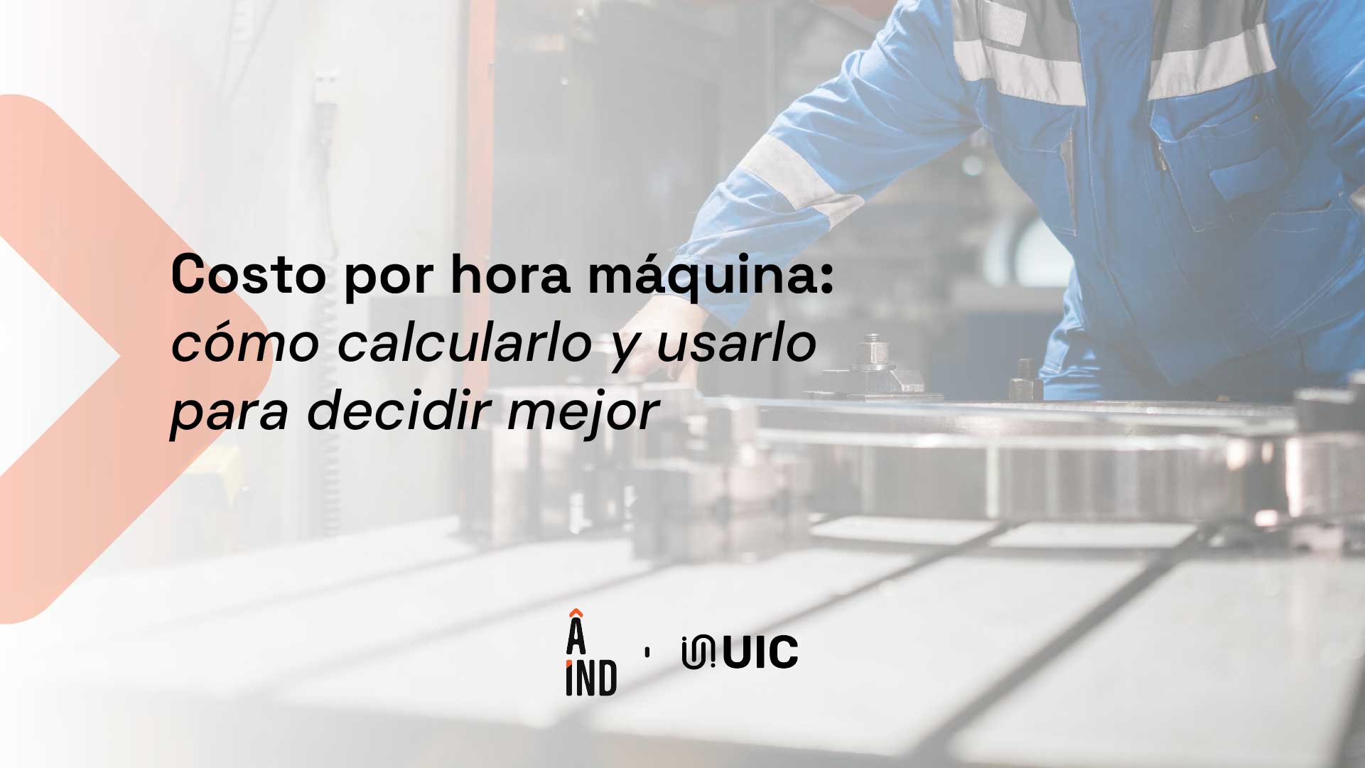 Analista de costos calculando costo por hora máquina en planta