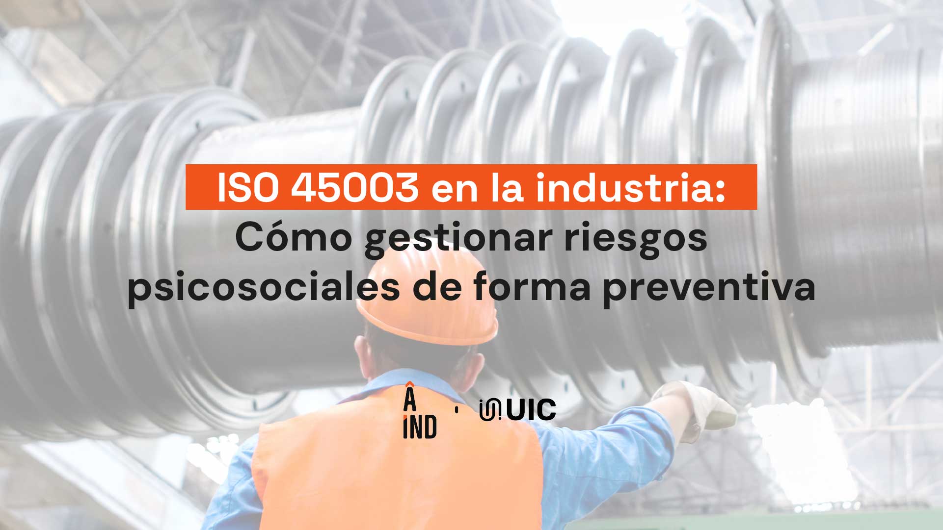 Equipo industrial analizando riesgos psicosociales según ISO 45003
