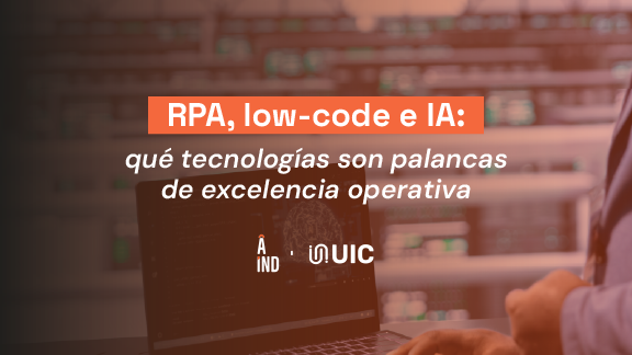 Equipo industrial trabajando con plataforma low-code y RPA