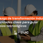Líder industrial conduciendo reunión multidisciplinar de transformación