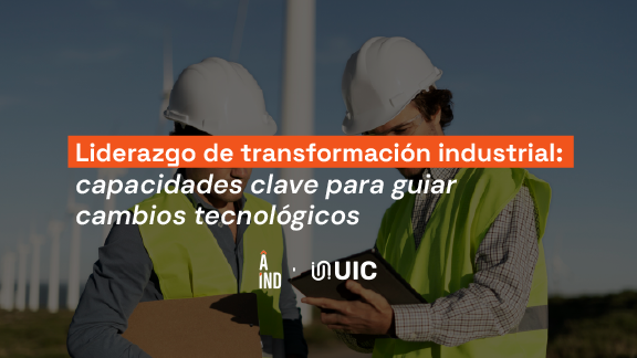Líder industrial conduciendo reunión multidisciplinar de transformación