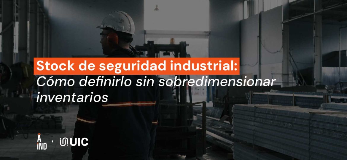 Planificador industrial revisando inventarios y stock de seguridad