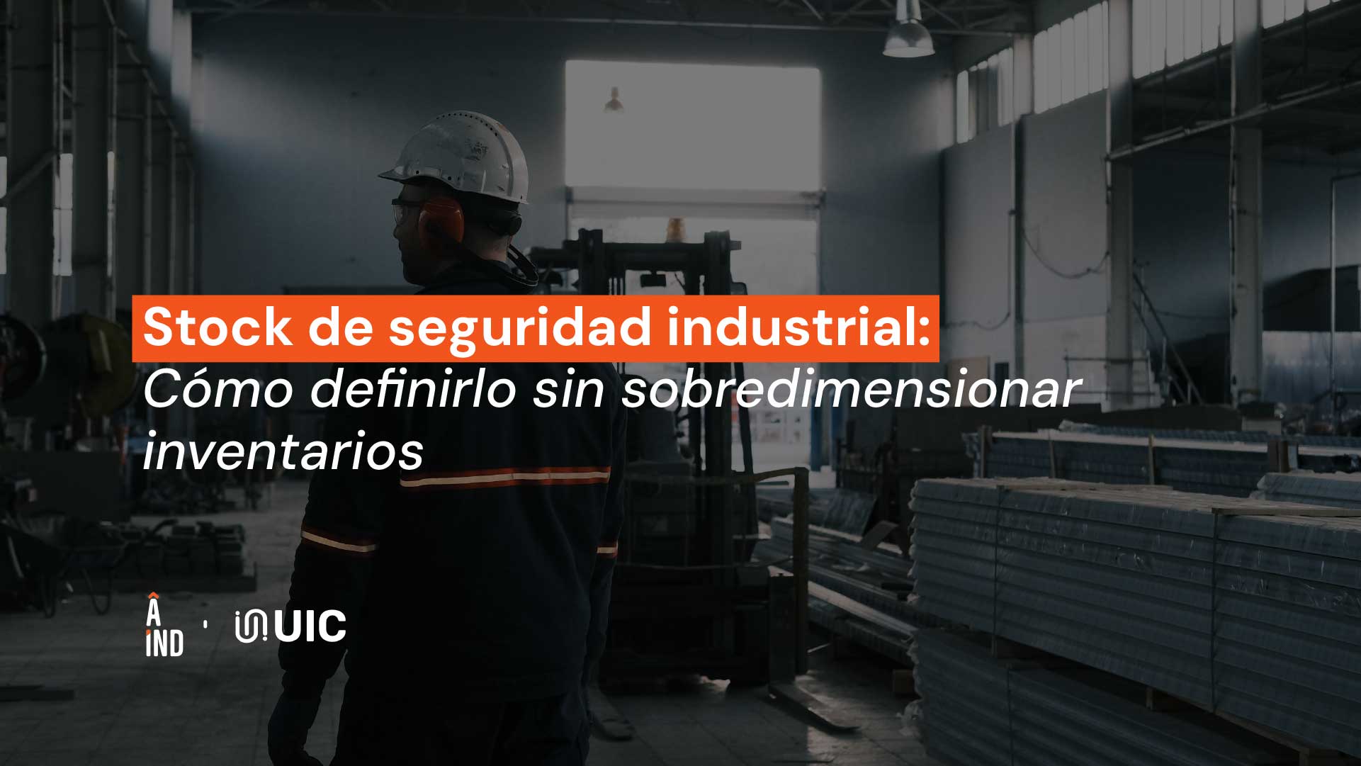Planificador industrial revisando inventarios y stock de seguridad