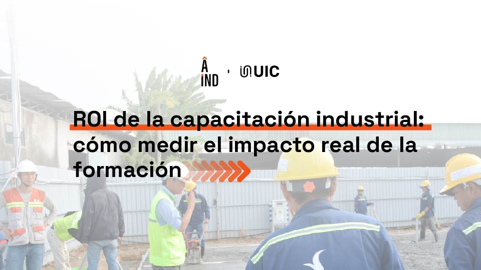 Directivos industriales revisando resultados e indicadores de un programa de capacitación