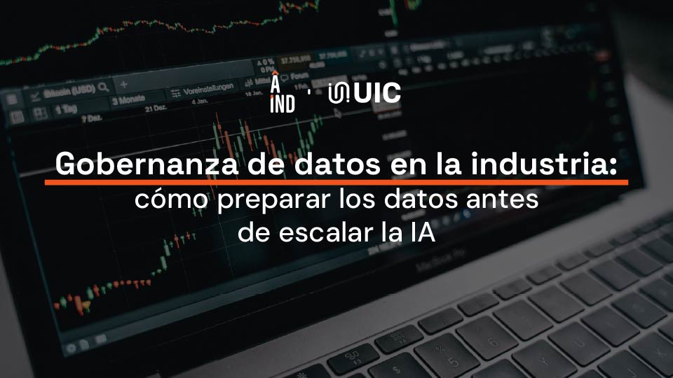 Equipo de operaciones y sistemas revisando datos de proceso industrial en pantalla