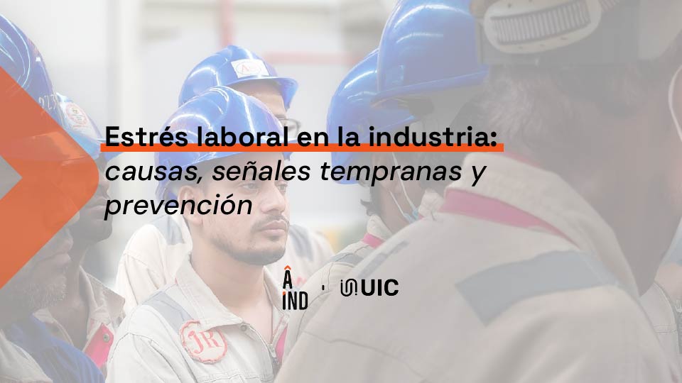 Equipo de planta industrial en reunión de turno con su supervisor