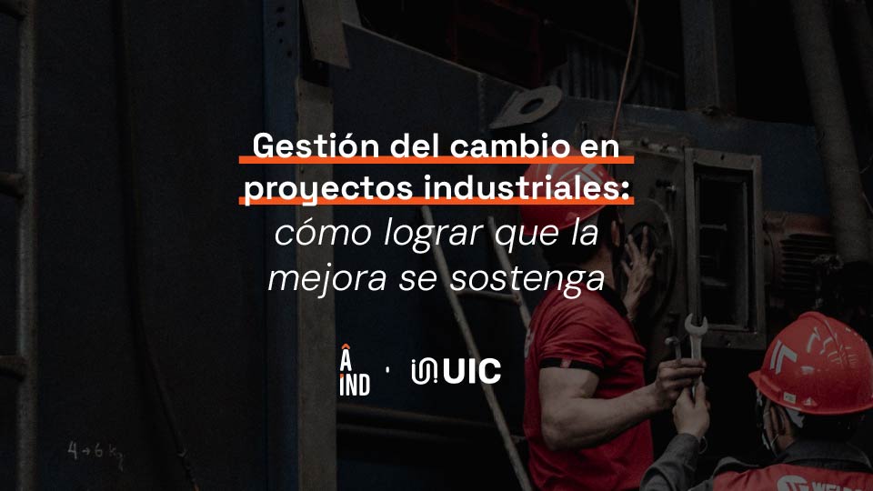 Supervisores y operarios recibiendo capacitación durante un proyecto de mejora en planta