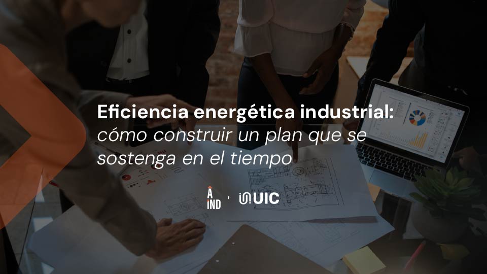 Técnico industrial midiendo consumo eléctrico en tablero de planta