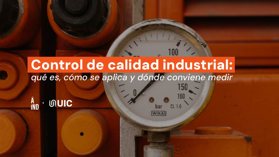Inspector de calidad verificando una pieza con instrumento de medición en la línea de producción